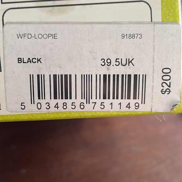 NIB Ted Baker London black suede sandals - Picture 13 of 13